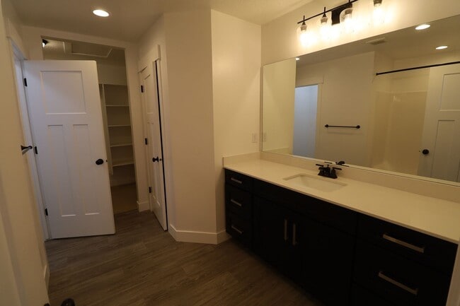 Building Photo - Upgraded Pet Friendly Lehi townhome