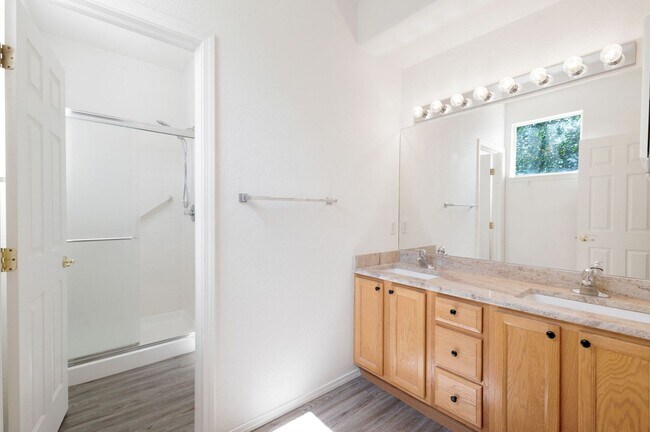 Building Photo - Relaxing townhome in Monument Villas