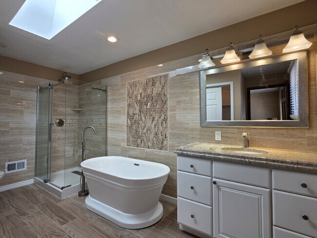 Building Photo - Single-Family Home in Near-Perfect Condition | 3-Car Garage | Covered Patio | Large Unfinished Ba...