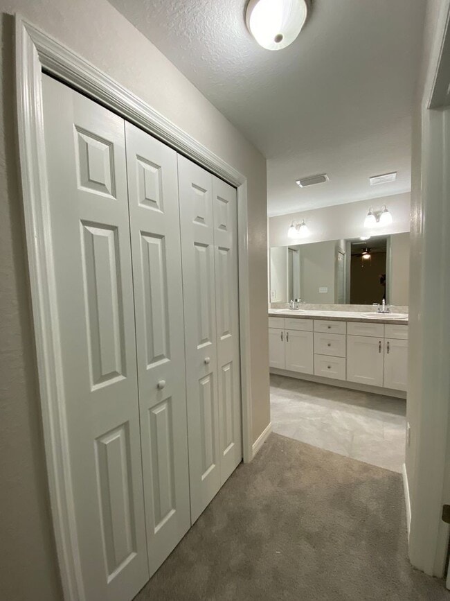 Building Photo - Custom Home - Desirable SW Ocala Neighborhood 3/2/2 **Won't Last**