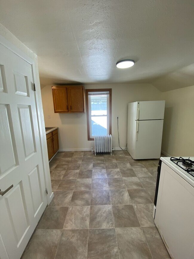 Building Photo - 452 W 10th Ave