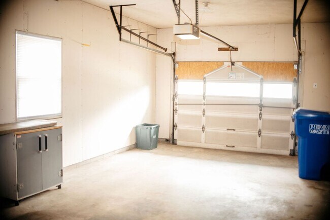Building Photo - 425 Spring Dr