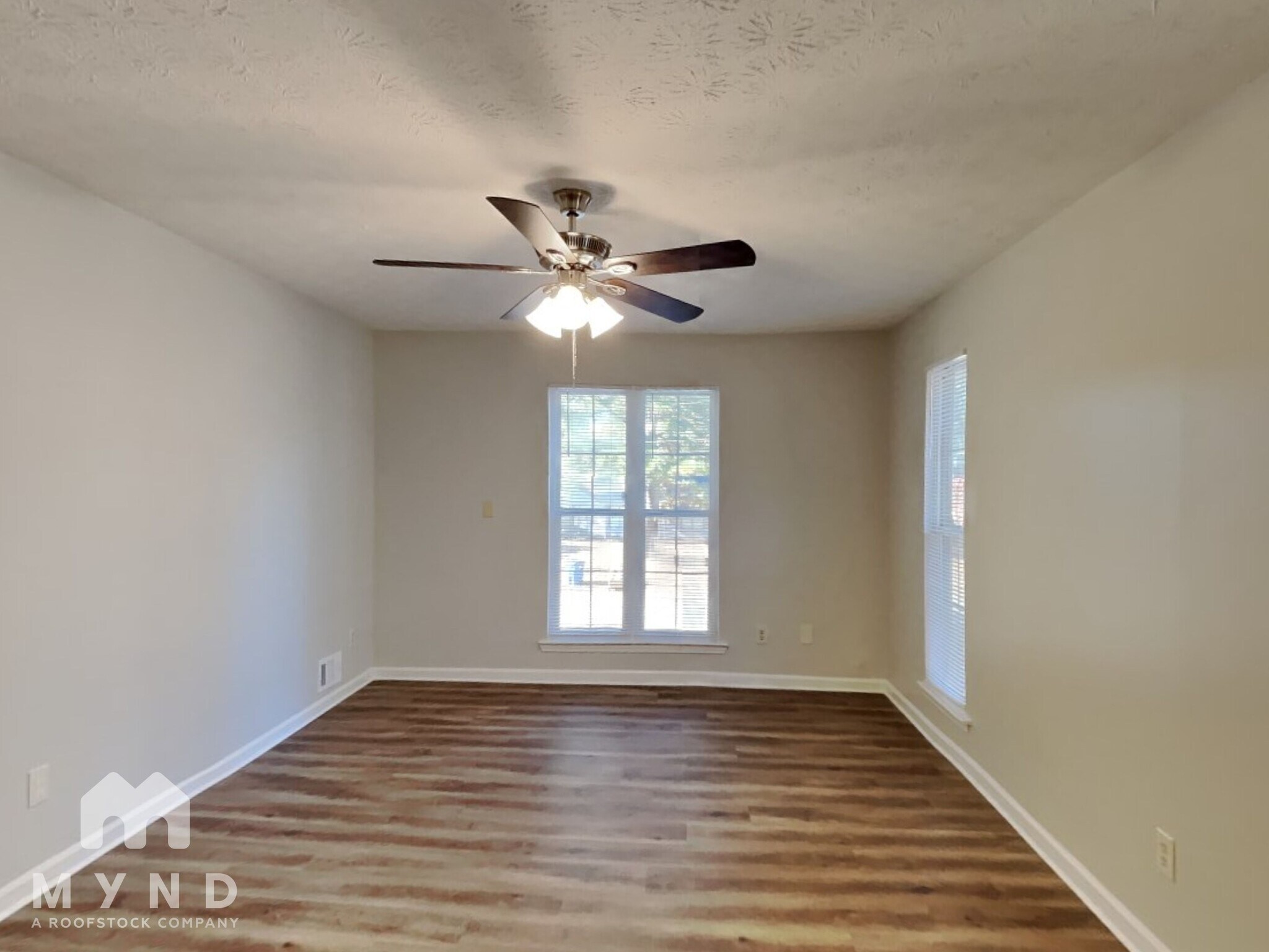 Building Photo - 3050 Brook Hollow Dr