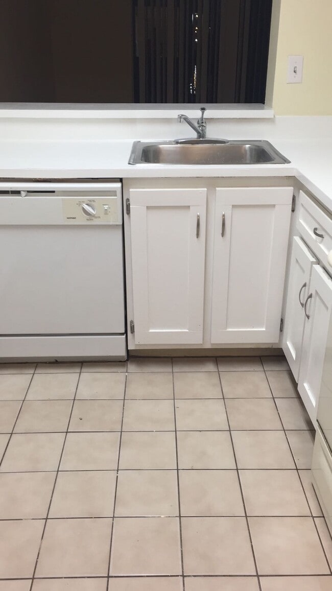 Building Photo - 212 Palm Cir E