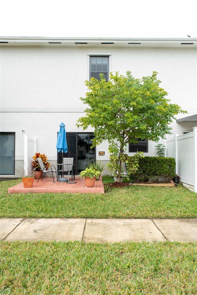 Building Photo - 1147 SW 7th Ave