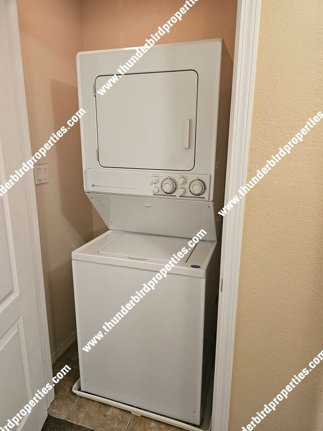 Building Photo - Located in a Gated community!!!