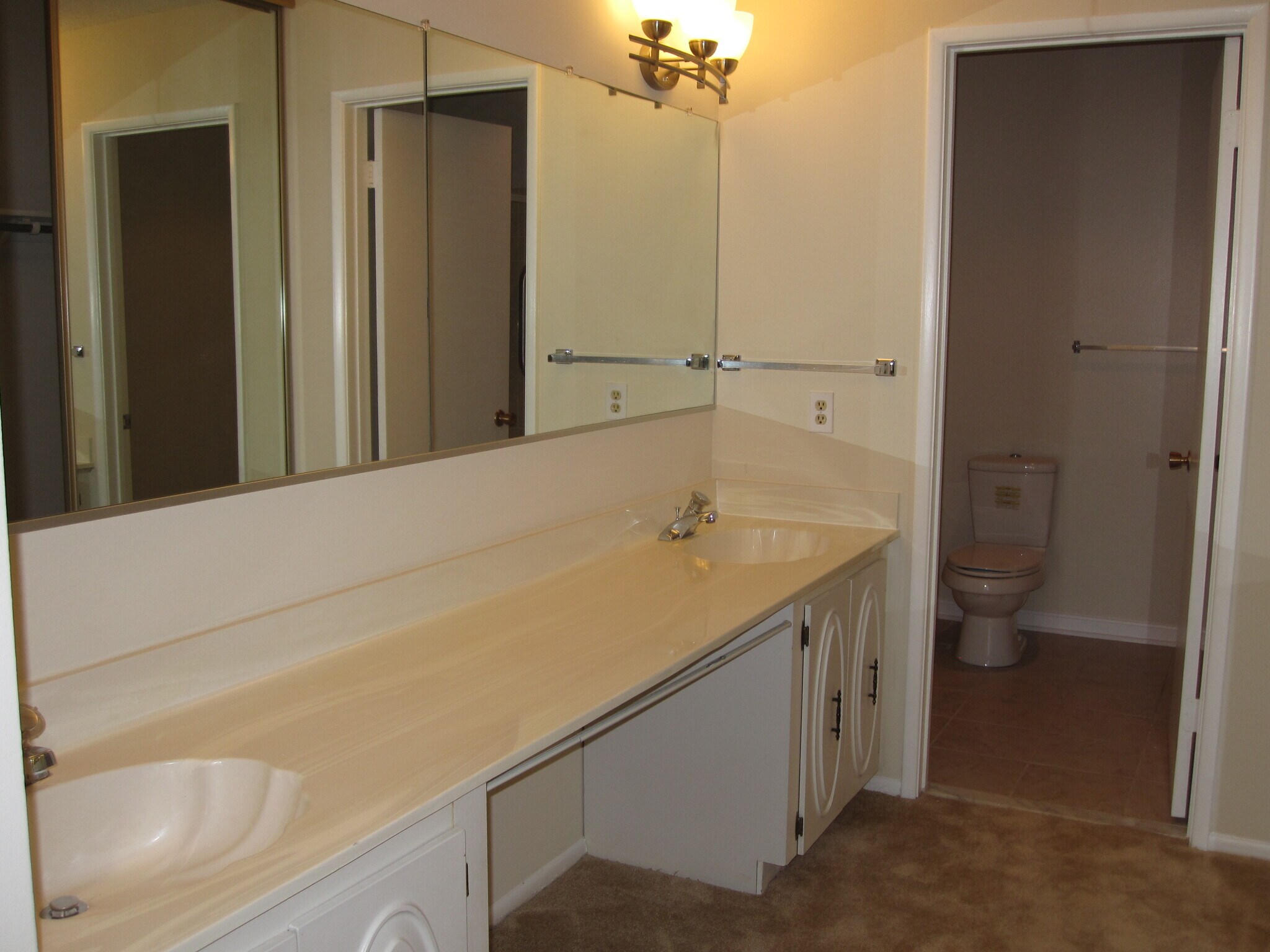 Building Photo - 15300 Wallbrook Ct