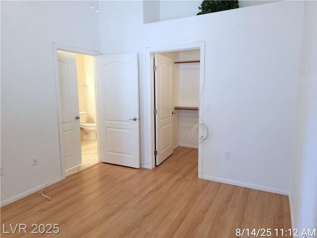 Building Photo - GORGEOUS SW 2nd FLOOR UNIT IN GATED COMMUN...