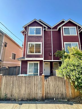 Building Photo - *New Price! Wonderful 3 bed Townhome in Pinehurst neighborhood!