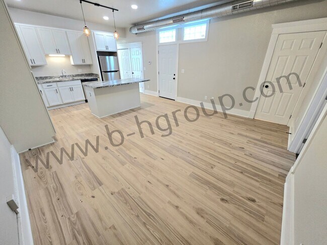 Building Photo - 715 57th St