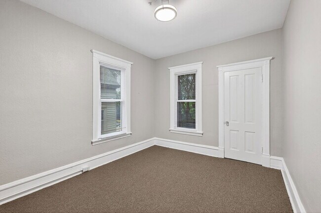 Building Photo - 812 7th St SE