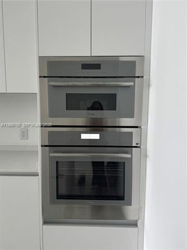 Building Photo - 700 NE 24th St