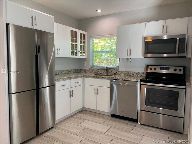 Building Photo - 2631 SW 30th Ct