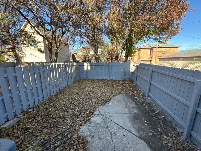 Building Photo - 138 E Lincoln St