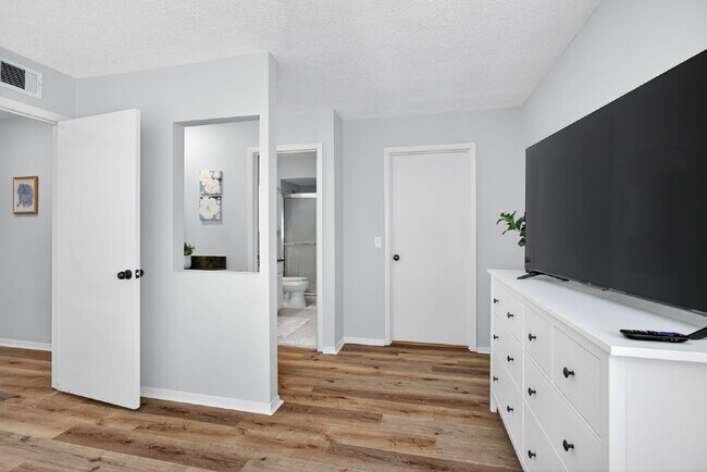 Building Photo - 5 Dorchester Ct