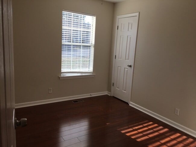 Building Photo - 4 Bedroom 2 bath home off Bell Rd Available !