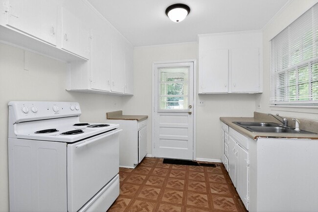 Building Photo - 3 Bedroom Home located in Lincoln Heights!
