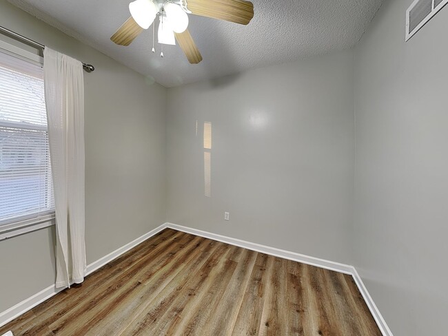 Building Photo - Charming 3BR Home for Rent in Pleasant Valley – Garage, Fenced Yard & Finished Basement