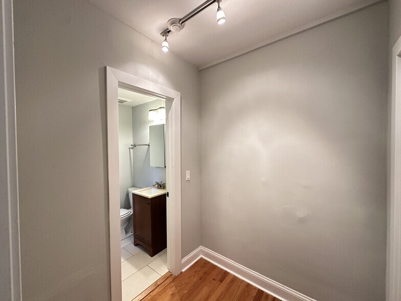 Building Photo - 623 W Patterson Ave