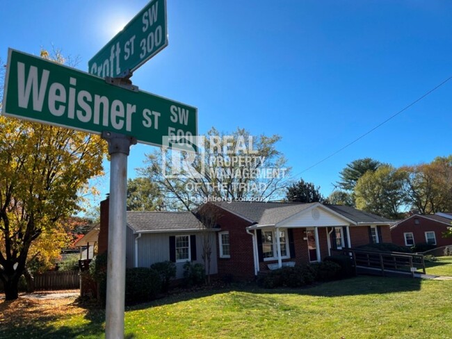 Building Photo - 4 Bedroom-2.5 Bath Brick Home