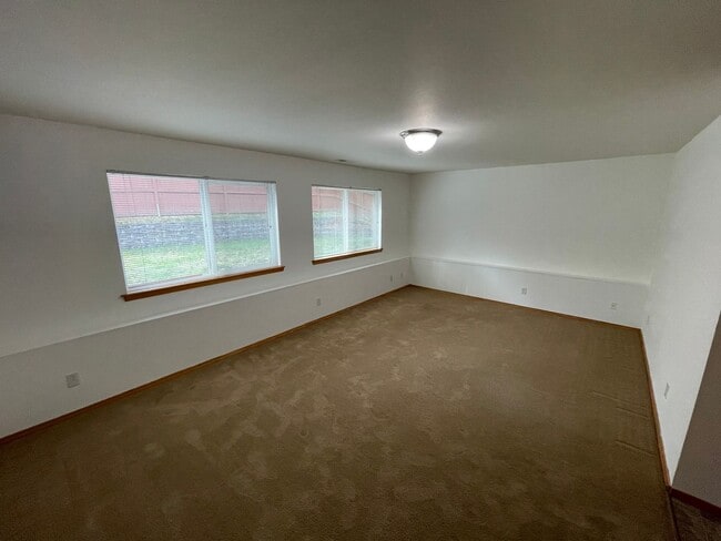 Building Photo - 1337 NW Redwing Dr