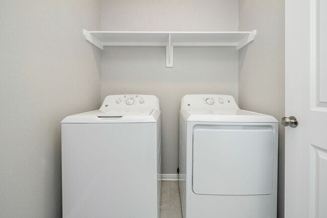 Building Photo - Spacious Townhome Available Now!