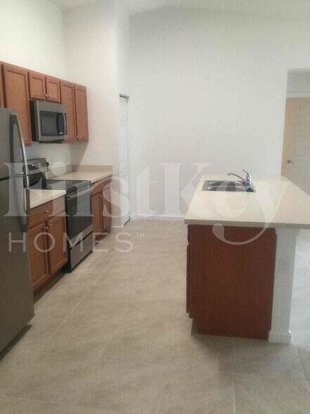Building Photo - 146 SW Milburn Cir