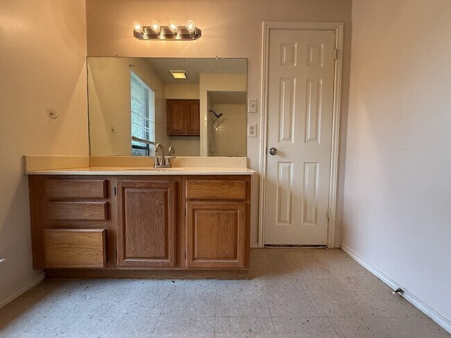 Building Photo - 816 Summit Dr