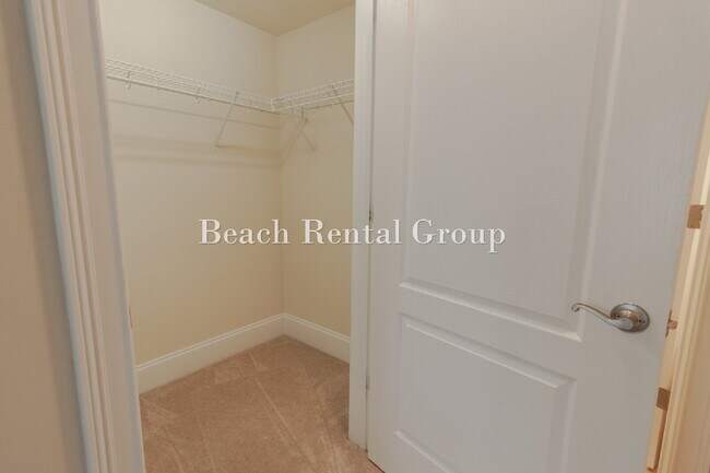 Building Photo - 2 Bedroom Condo on the Intracoastal Waterway