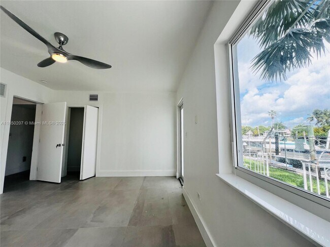 Building Photo - 2045 Calais Dr