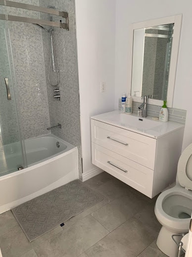 En suite Bath #1 - 4537 Katherine Ave