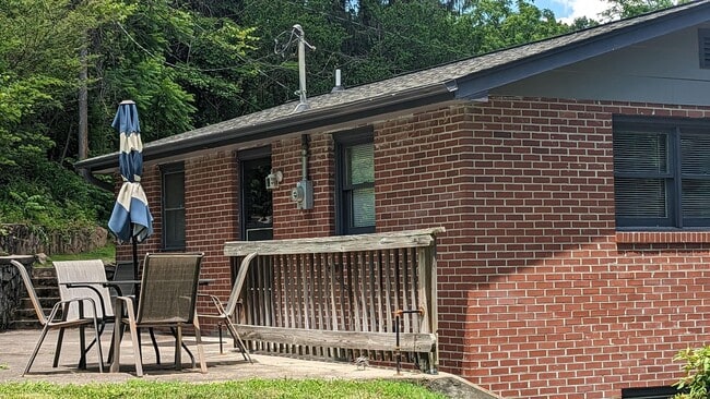 Building Photo - Charming 1 Bedroom Apartment located in beautiful Sylva NC $950 a month-available July 1st