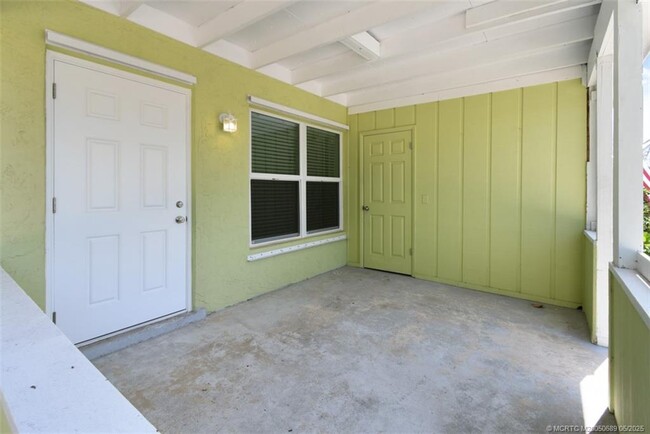 Building Photo - 8839 SE Hobe Ridge Ave