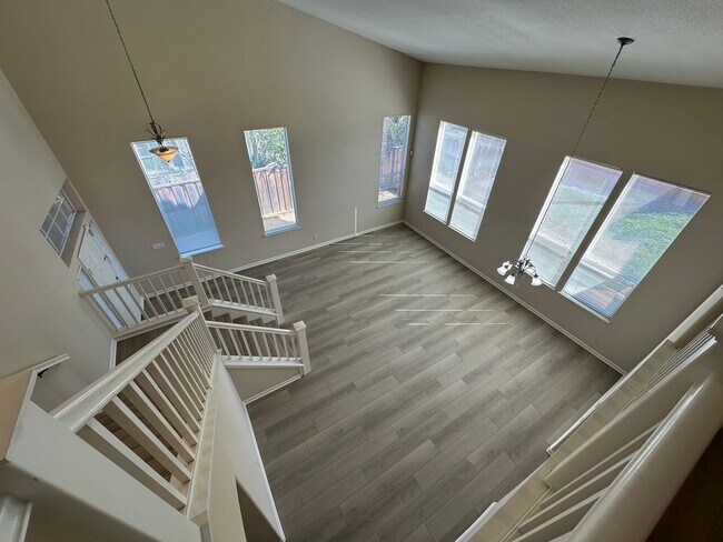 Building Photo - Gorgeous 6 Bedroom, 3 Bath Antioch Home