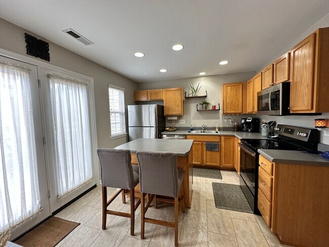 Building Photo - 596 Greenway Dr