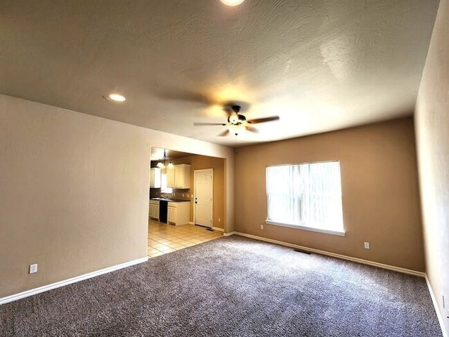 Building Photo - 4 Bed 2 Bath 2 Car Garage Executive Duplex in the Oxford Park Addition