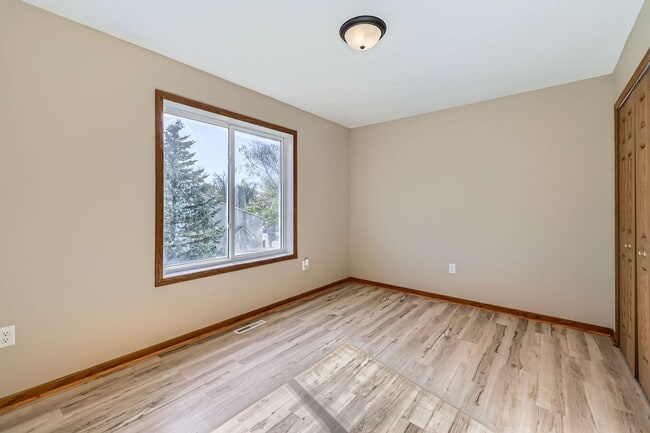 Building Photo - Great Maple Grove Location