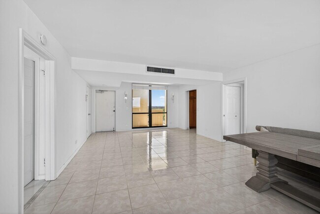 Building Photo - 134 Lakeshore Dr
