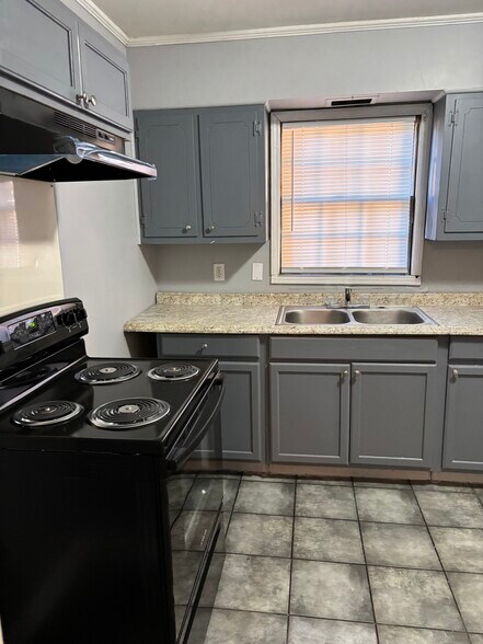 Building Photo - 703 Cecelia Ave