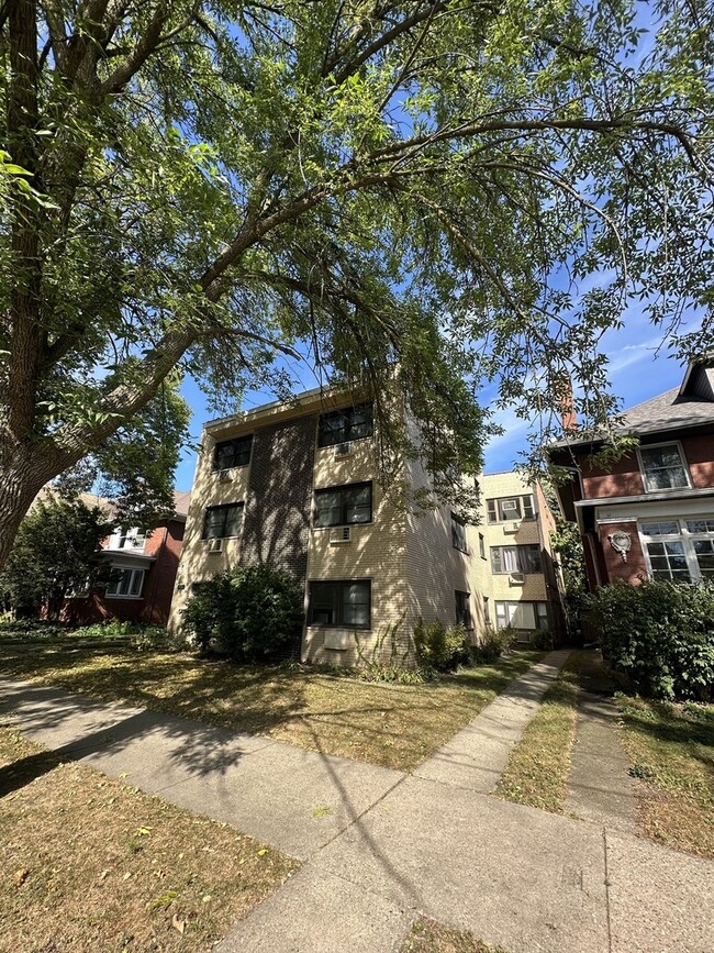 Building Photo - 1428 W Fargo Ave