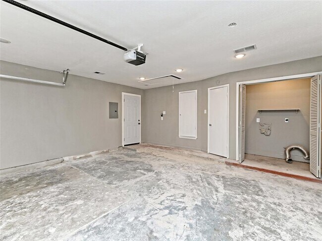 Building Photo - 4004 Jaffna Cove