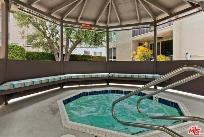 Building Photo - 809 S Bundy Dr