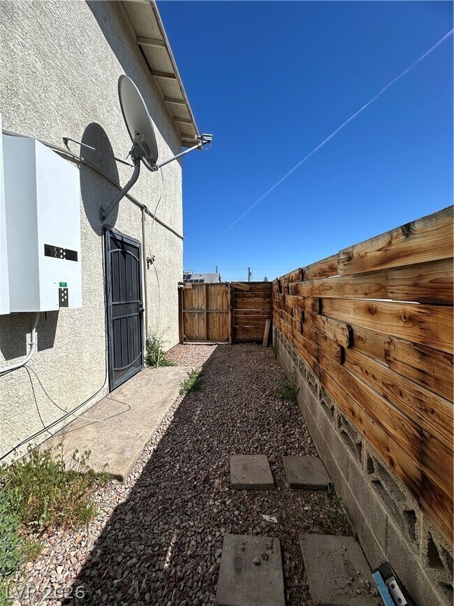 Building Photo - 1709 N Shadow Mountain Pl