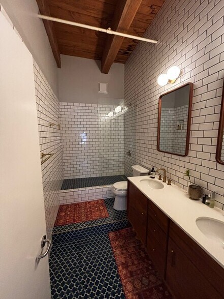 Building Photo - 728 W Jackson Blvd