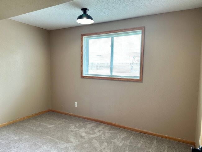 Building Photo - 5 Bedroom 2 Bath South Fargo
