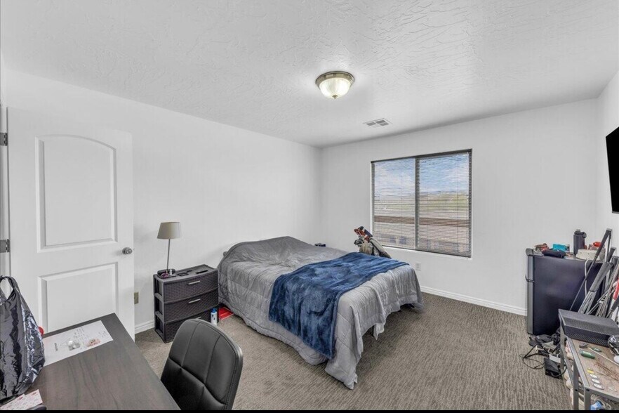 Building Photo - 1277 W Las Hurdes Dr