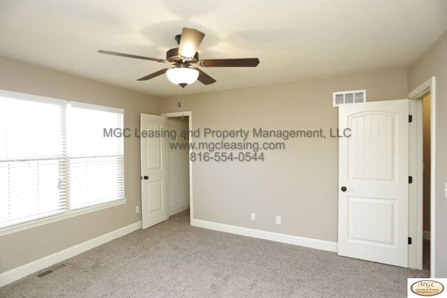 Building Photo - Modern Townhome with Designer Kitchen and ...