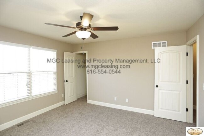 Building Photo - Modern Townhome with Designer Kitchen and High-End Touches in Raymore!