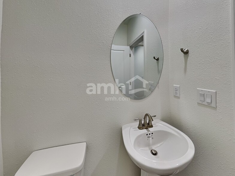 Building Photo - 11661 Hillside Dr