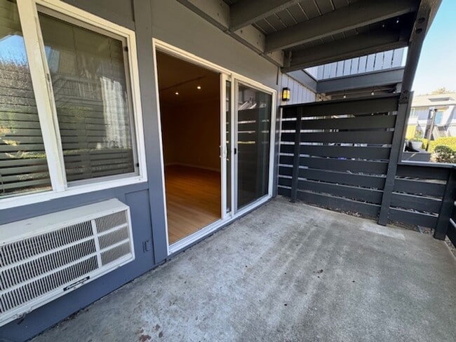 Building Photo - Wonderful 2 bedroom/2 bath lower level con...